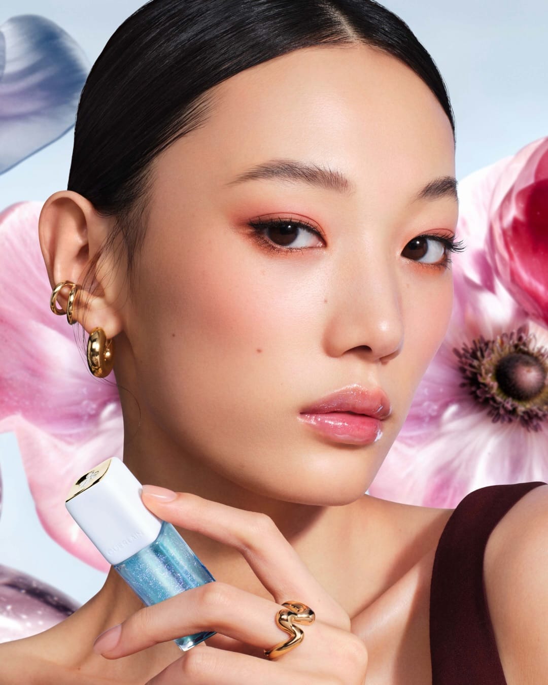 Guerlain KissKiss Bee Glow product photo: pearl white, aqua shimmer and champagne gold, plastic, bright light, image 2 of 2